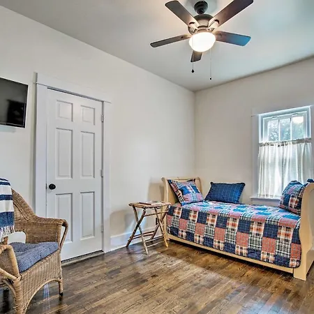 Remodeled Historic Farmhouse About 20 Mi To Kc!